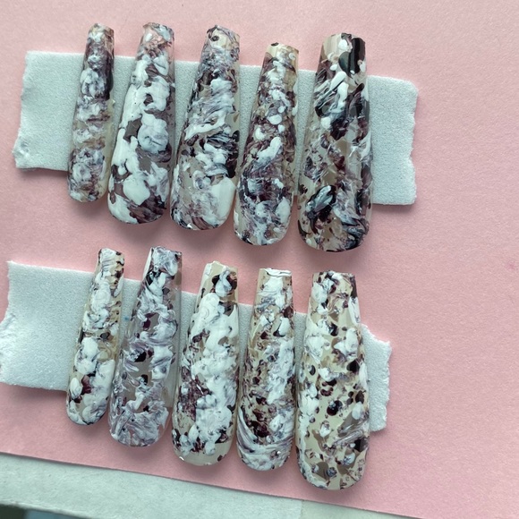 Press on Nails, Cookies n Creme - Picture 1 of 1